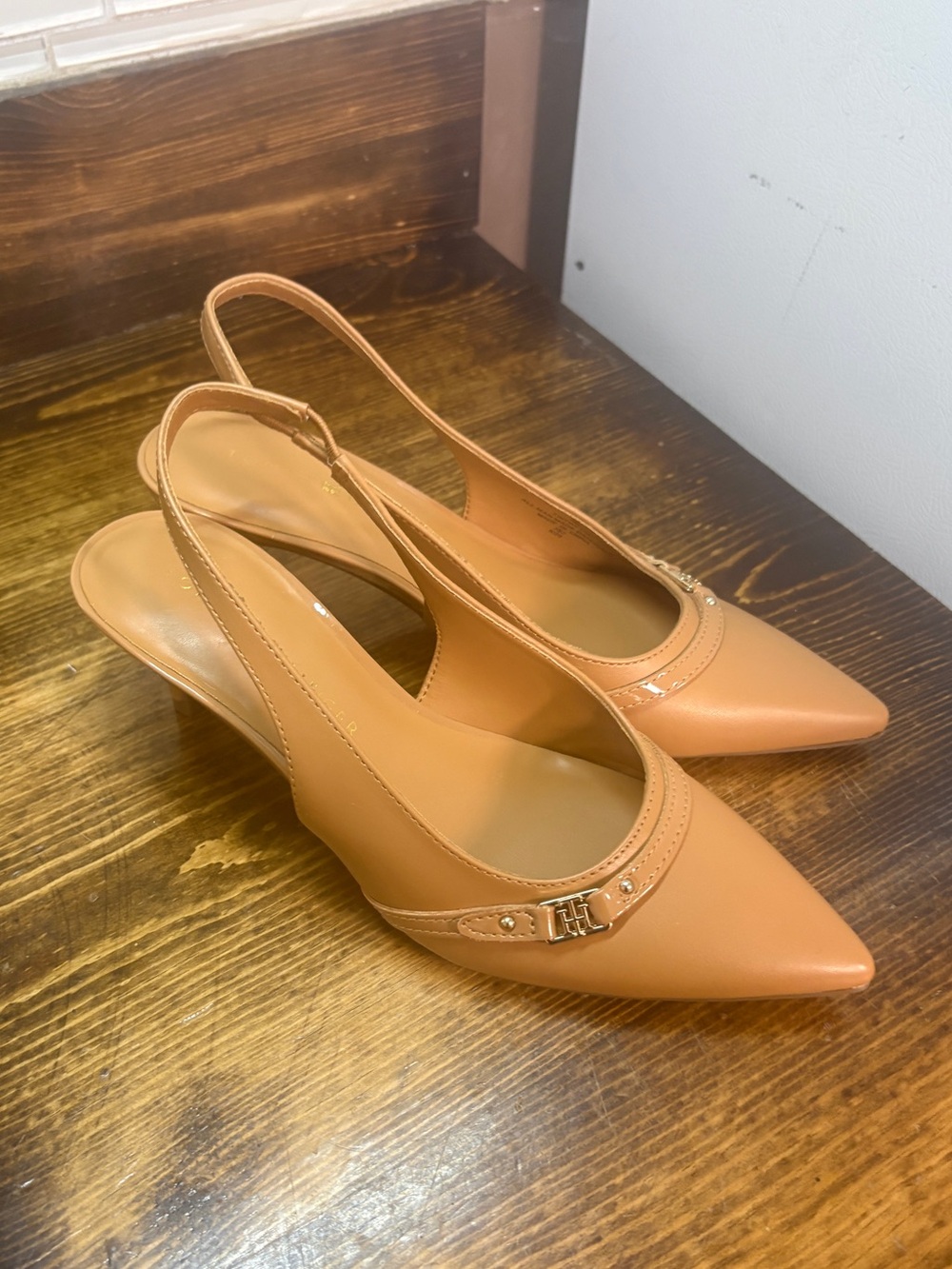 Tommy Hilfiger tan sling back heels size 6